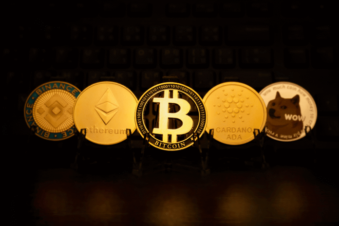Grupa zlatnih kovanica Bitcoin i Ethereum na tamnoj pozadini