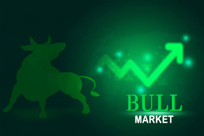 Silueta bika sa zelenim rastućim grafikonom, simbol bull tržišta