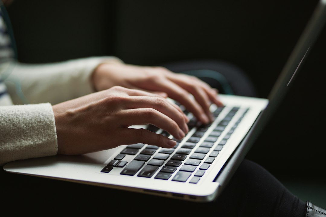 AI istraživanje i rad sa web izvorima na laptopu