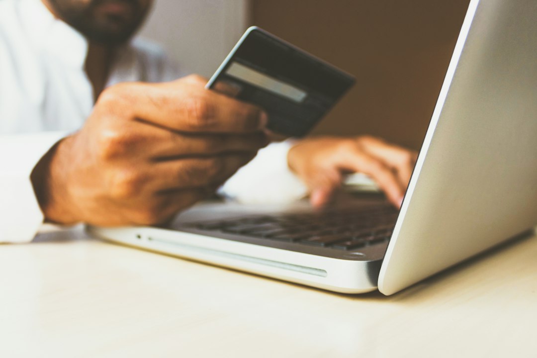 Onlajn plaćanje karticom i laptop kao ilustracija Payoneer verifikacije