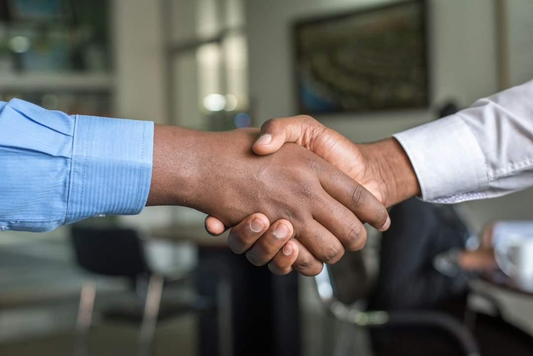 Poslovni dogovor i rukovanje kao ilustracija partnerstava i saradnje
